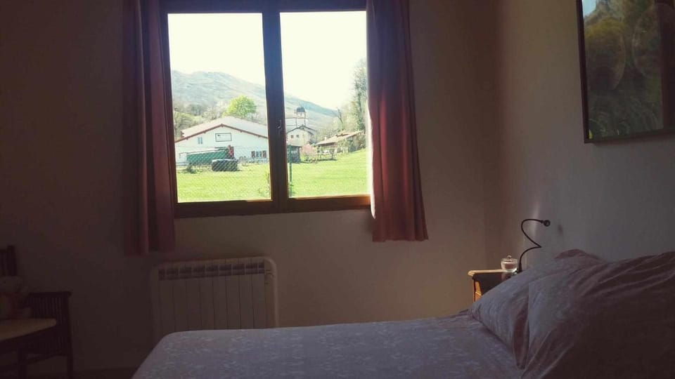 HABITACION - DORMITORIO RURAL ITAKA Bed and Breakfast in Sare