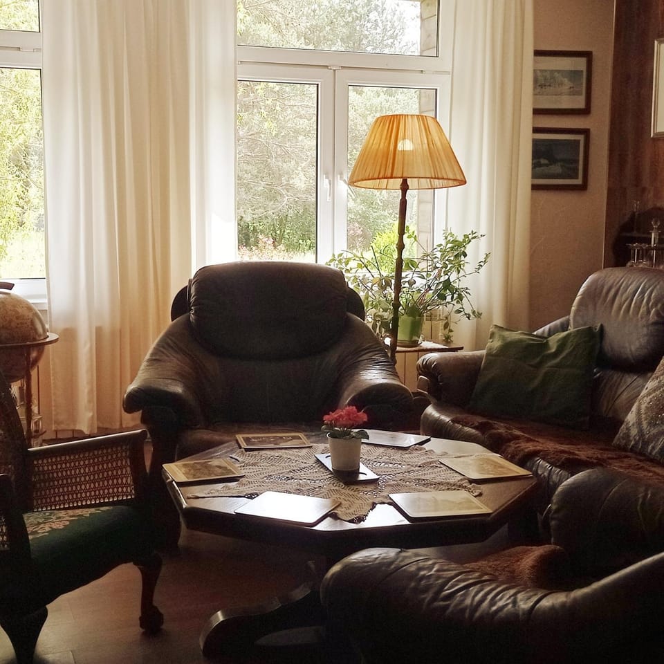 Communal lounge/ TV room, Living room, Seating area