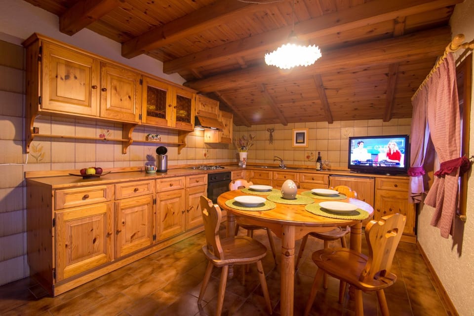 Kitchen or kitchenette, Dining area