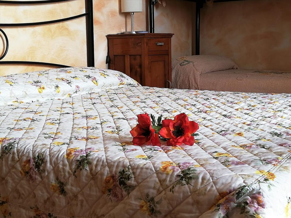 Bed, Photo of the whole room, Decorative detail