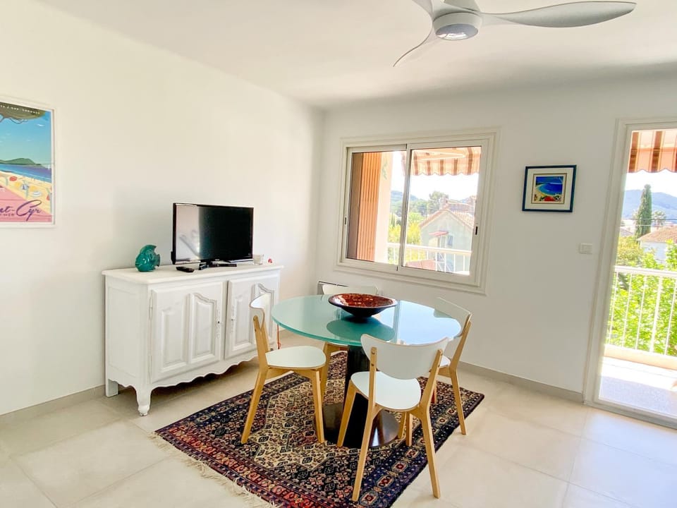 TV and multimedia, Living room, Dining area, fireplace