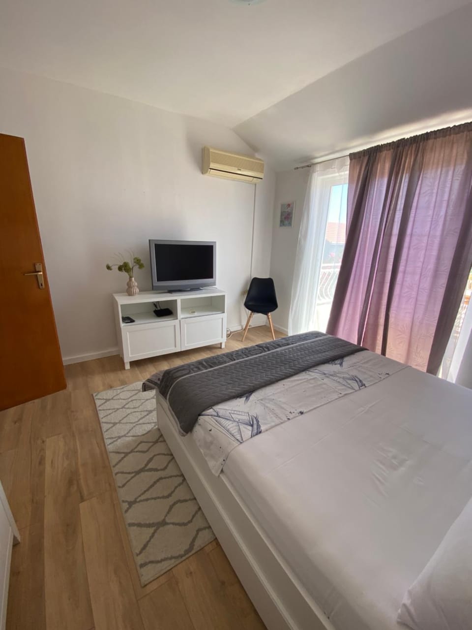 Bed, air conditioner