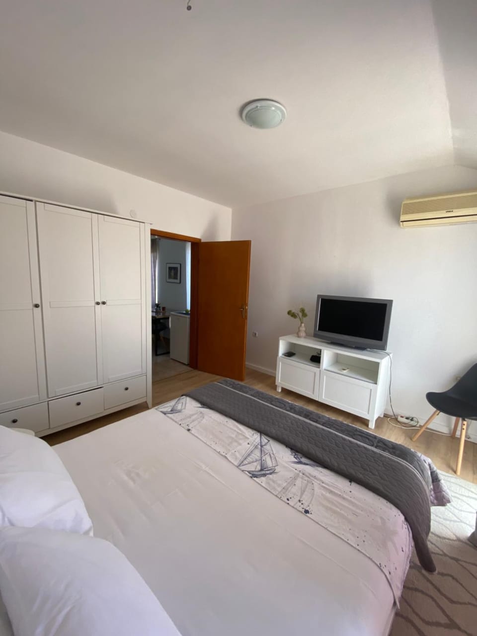 Bed, TV and multimedia, Bedroom, wardrobe, air conditioner