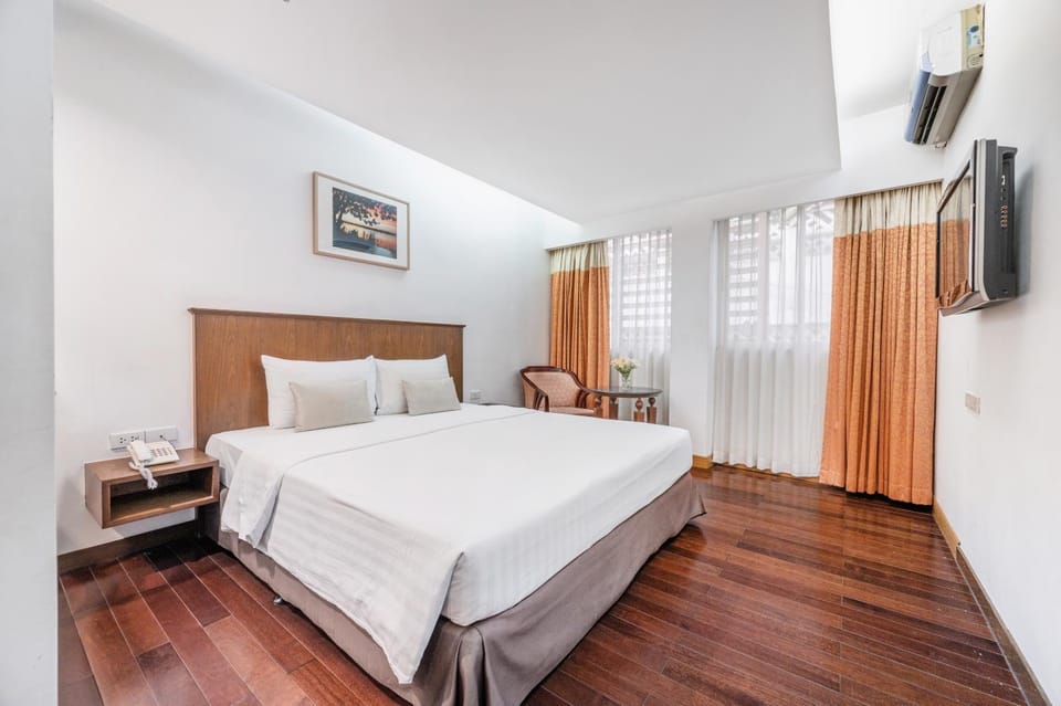 Bed, TV and multimedia, Bedroom