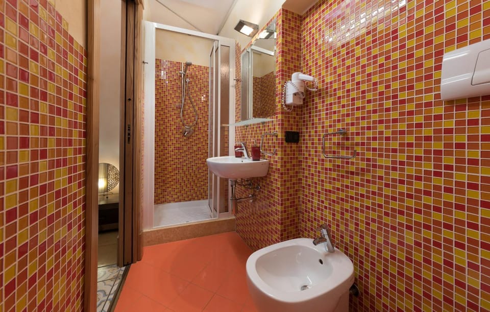 Shower, Toilet, Bathroom, towels