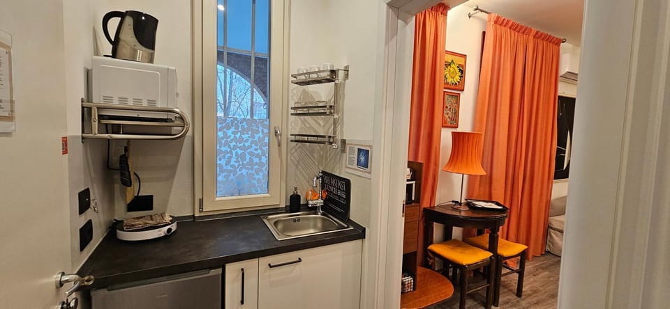 Kitchen or kitchenette, Dining area, minibar, oven, pet friendly, stove, air conditioner