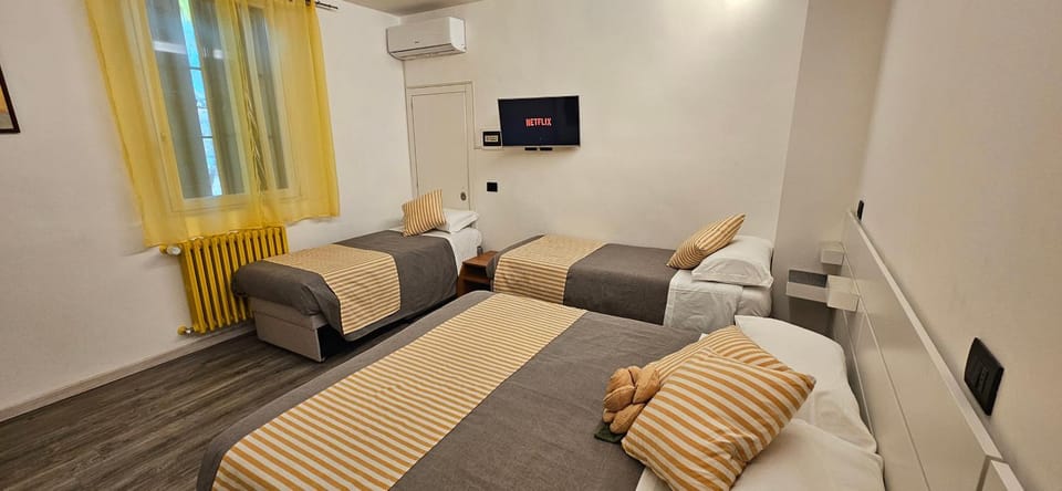 Communal lounge/ TV room, Bed, TV and multimedia, Living room, Photo of the whole room, Seating area, Evening entertainment, Bedroom, internet, air conditioner