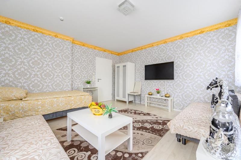 Communal lounge/ TV room, Bed, Living room, Photo of the whole room, Seating area