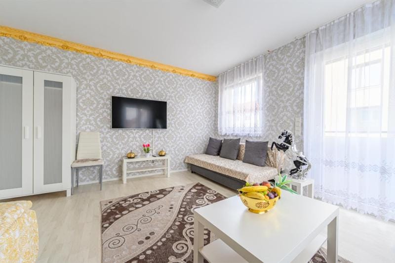 Bed, Living room, Photo of the whole room, Seating area, Bedroom