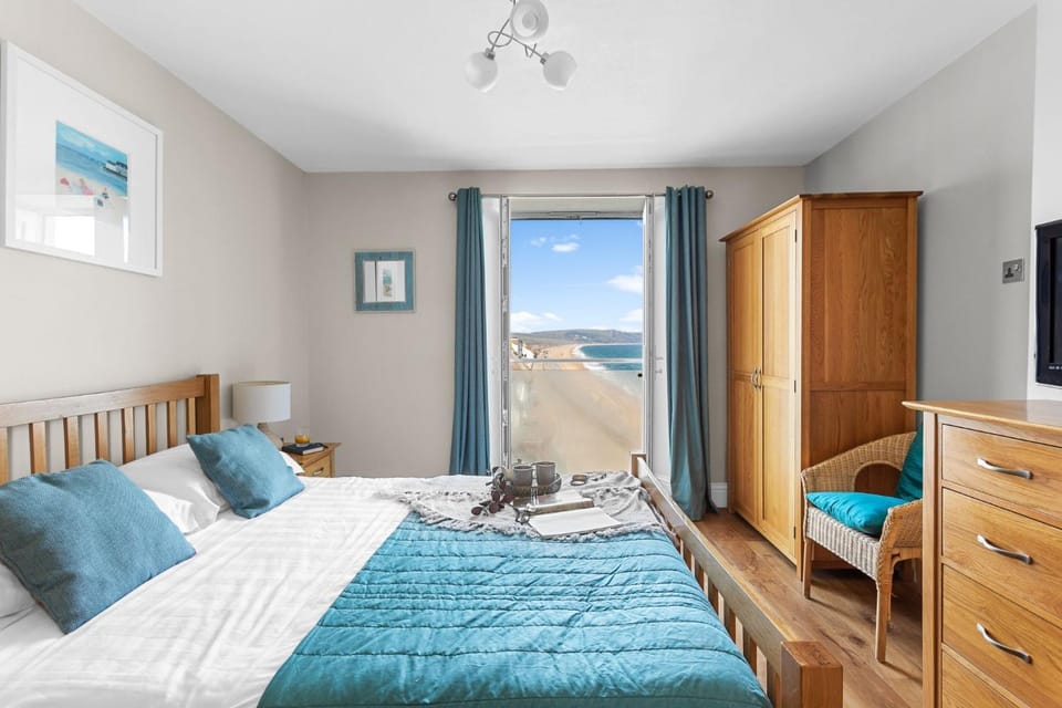 Bed, Bedroom, Sea view, wardrobe