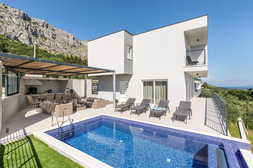 Property building, Sauna, Swimming pool