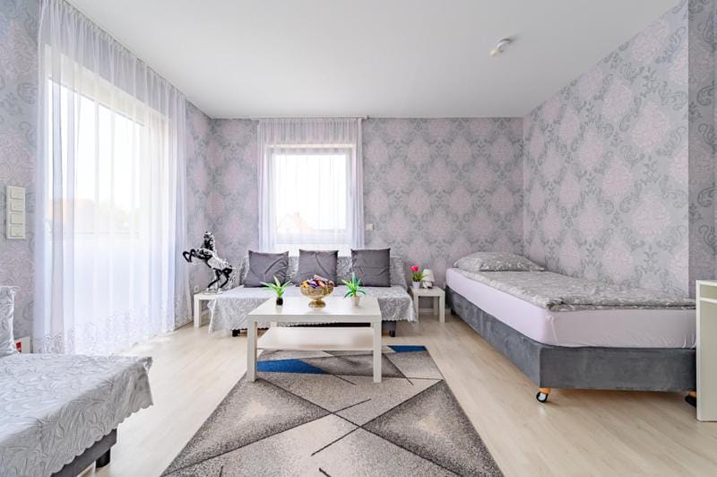Bed, Living room, Photo of the whole room, Seating area