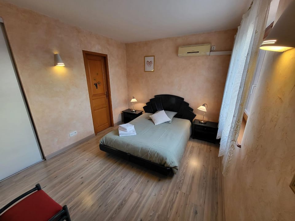 Bed, Photo of the whole room