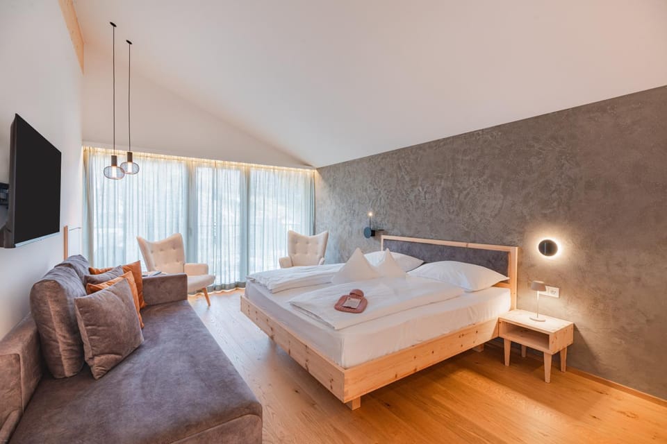 Bed, TV and multimedia, Living room, Photo of the whole room, Seating area, Bedroom