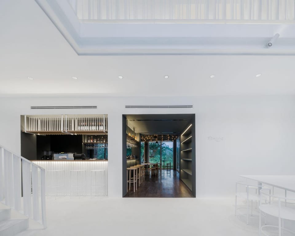 Restaurant/places to eat, Lounge or bar