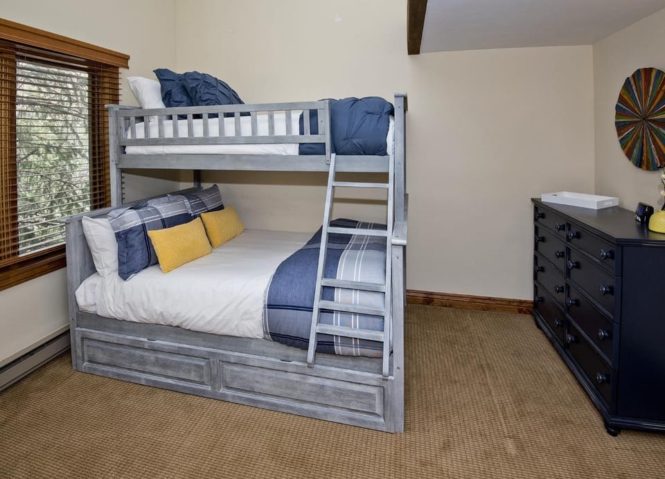 Bedroom, bunk bed