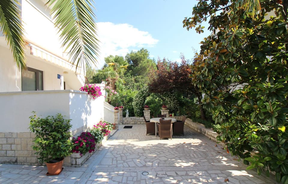Property building, Patio, Facade/entrance, Garden