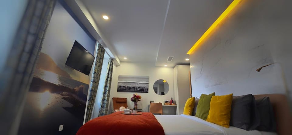 Bed, TV and multimedia, Bedroom, wardrobe, air conditioner