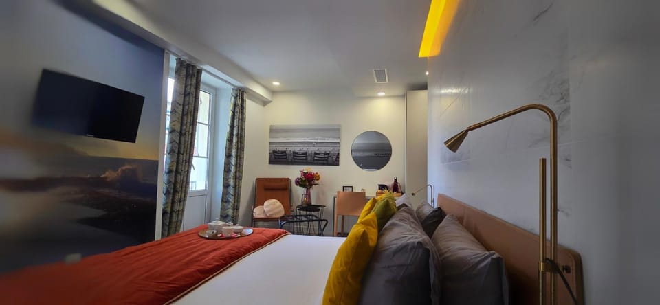 Bed, TV and multimedia, Bedroom