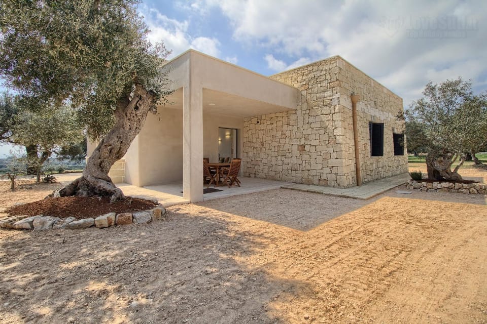 Property building, Patio, Facade/entrance, Garden
