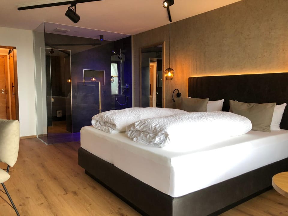 Shower, Bed, Photo of the whole room, Bedroom