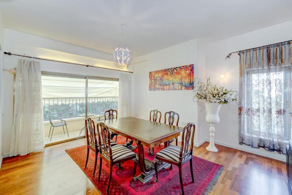 Charming spacious 4BR apt near the sea Apartment in Tel Aviv-Yafo