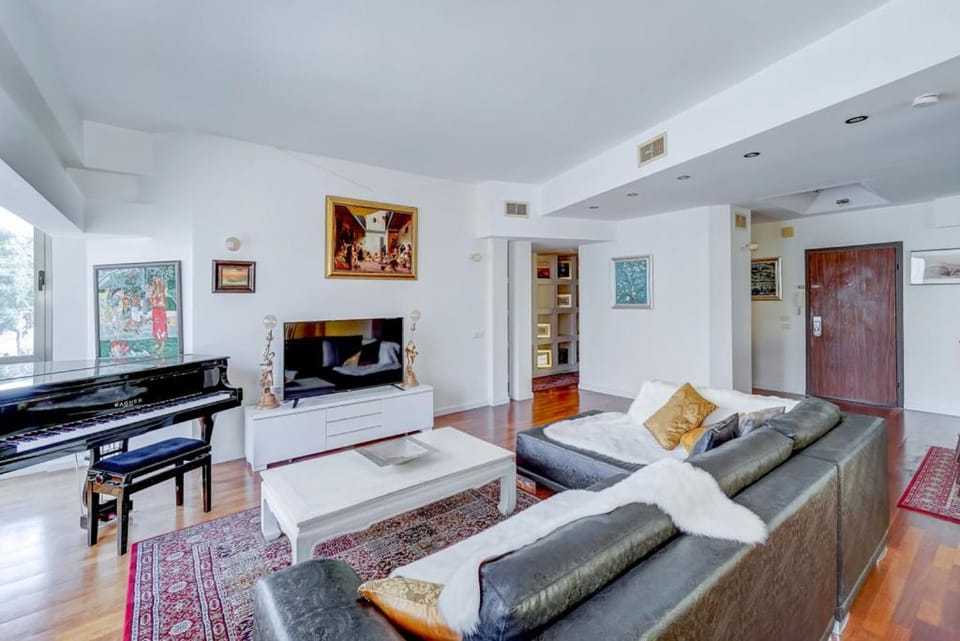 Charming spacious 4BR apt near the sea Apartment in Tel Aviv-Yafo
