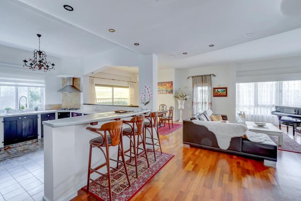 Charming spacious 4BR apt near the sea Apartment in Tel Aviv-Yafo