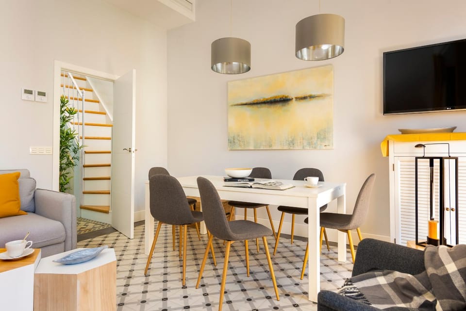 TV and multimedia, Living room, Seating area, Dining area