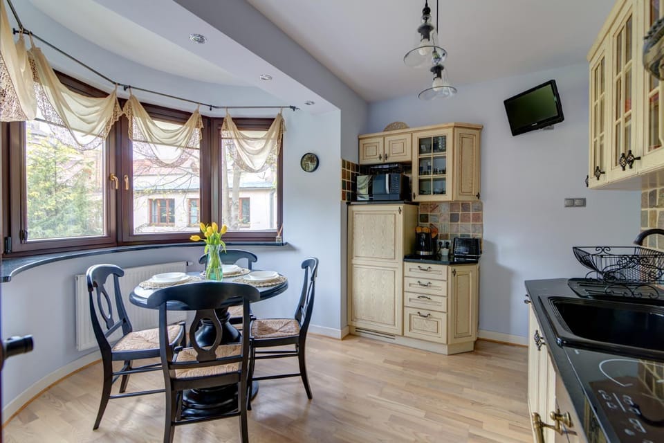 TV and multimedia, Kitchen or kitchenette, Dining area, minibar, stove