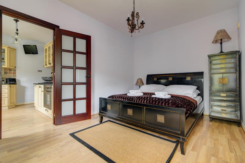 Bed, Kitchen or kitchenette, Bedroom, wardrobe