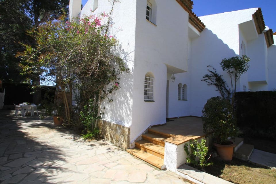 Property building, Patio, Facade/entrance, Garden