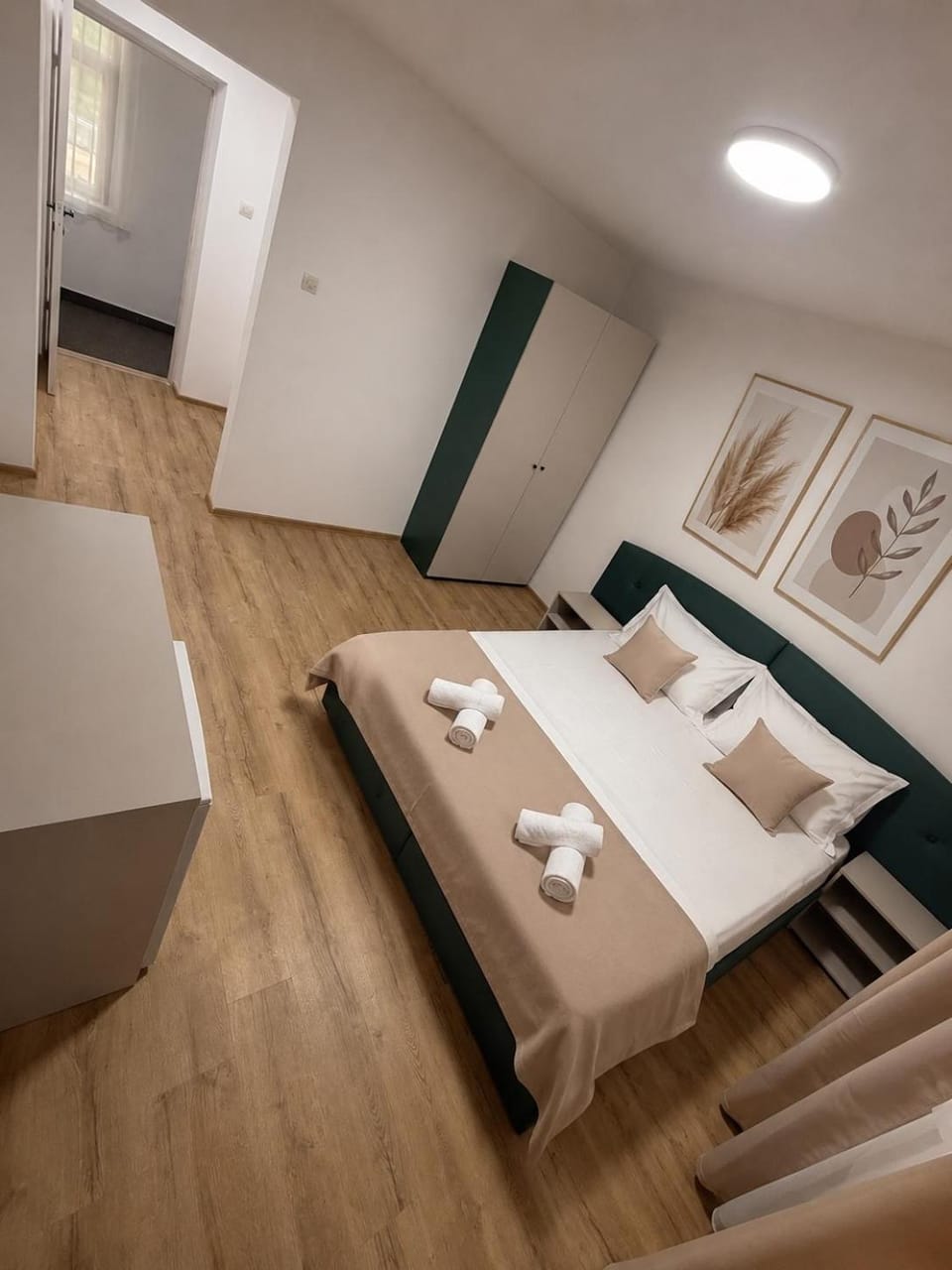 Bed, Photo of the whole room, Bedroom, towels
