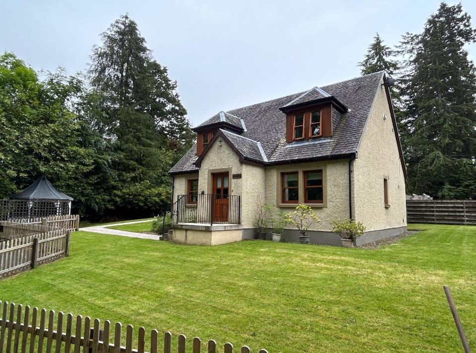 Bonnie Banks Cottage House in Scotland