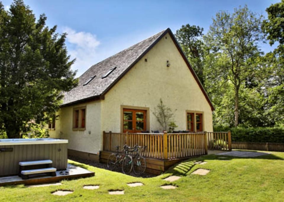 Bonnie Banks Cottage House in Scotland