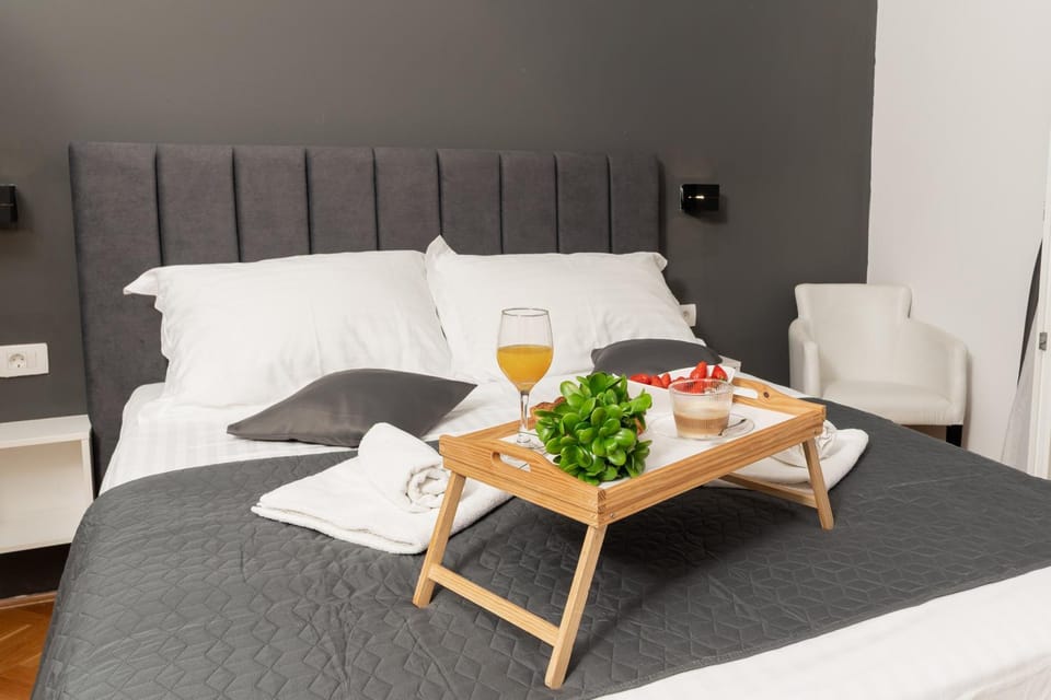 Bed, Day, towels