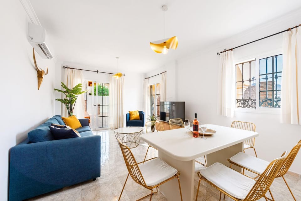 TV and multimedia, Living room, Seating area, Dining area
