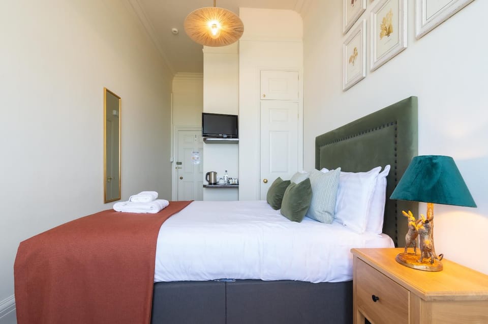 Bed, TV and multimedia, Photo of the whole room, Bedroom, towels, wardrobe