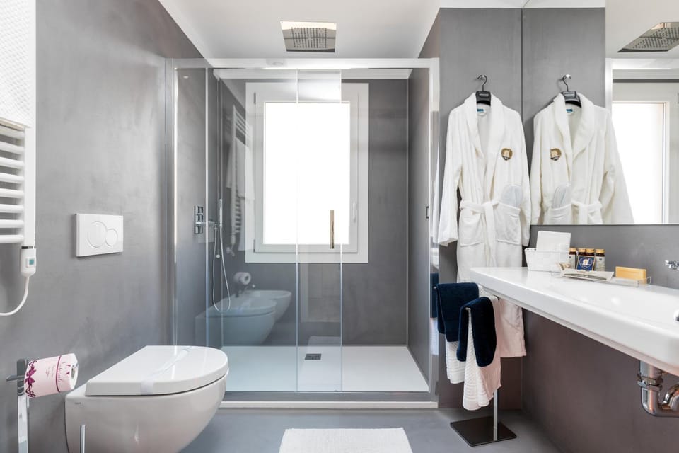 Shower, Toilet, Spring, Day, People, People, People, Property logo or sign, Property logo or sign, Property logo or sign, Winter, Summer, Bathroom, View (from property/room), View (from property/room), Other, Other, Other, Photo of the whole room, Decorative detail, Decorative detail, Logo/Certificate/Sign, Logo/Certificate/Sign, Logo/Certificate/Sign, Autumn, On site, Text overlay, Text overlay, Text overlay, City view, Garden view, Area and facilities, Area and facilities, Certificate/Award, Certificate/Award, Certificate/Award, Family, Family, Family, Inner courtyard view, bidet, towels
