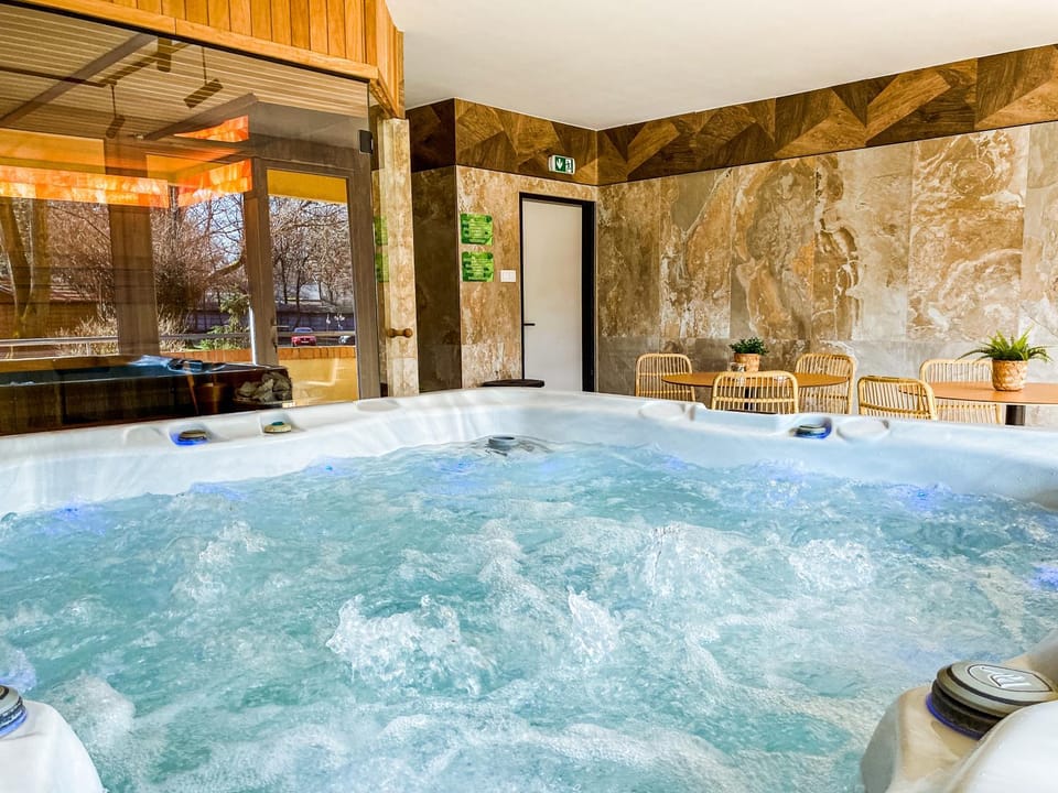 Hot Tub, Hot Tub, Sauna, Spa and wellness centre/facilities