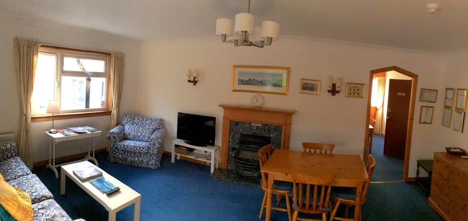 TV and multimedia, Seating area, Dining area