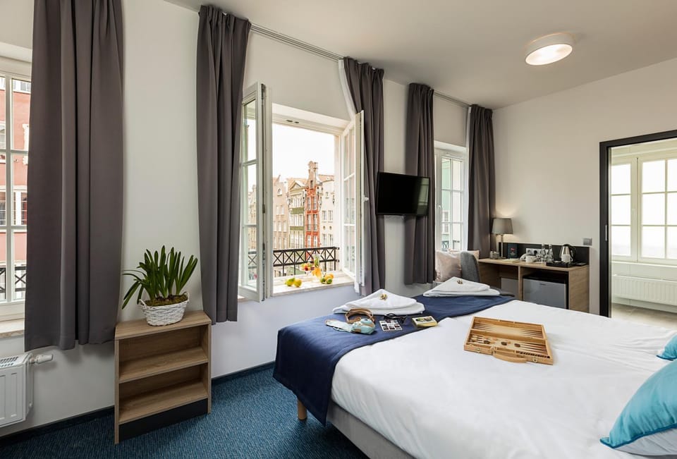 Photo of the whole room, City view