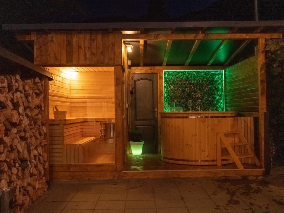 Hot Tub, Sauna, Spa and wellness centre/facilities
