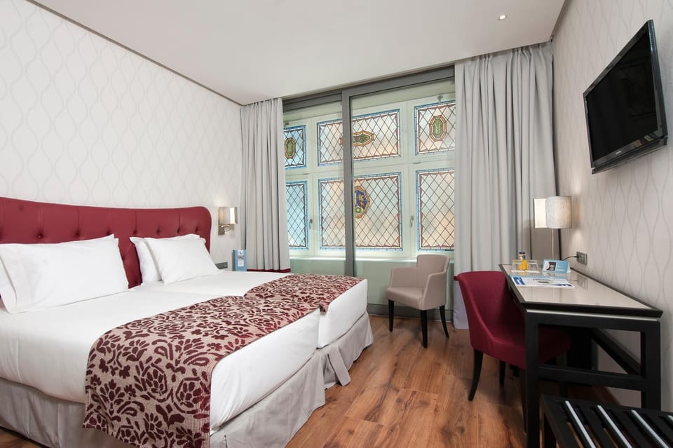 Bed, Photo of the whole room, Decorative detail, Bedroom