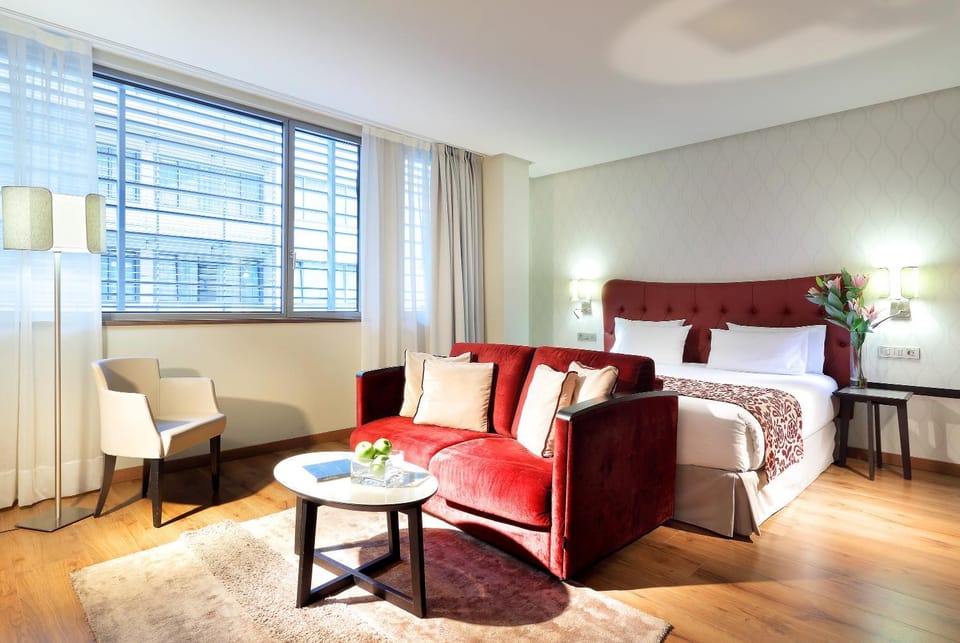 Bed, Photo of the whole room, Decorative detail, Seating area, Bedroom