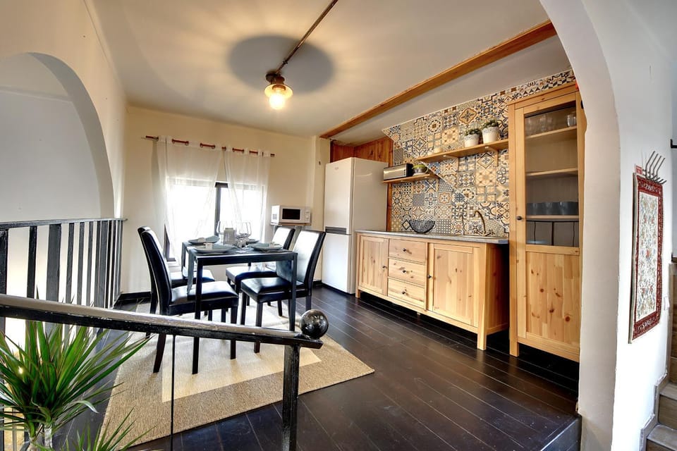 Dining area, Communal kitchen, Street view