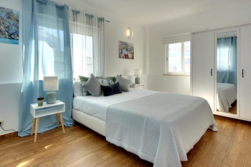 Photo of the whole room, Bedroom, Sea view, Street view