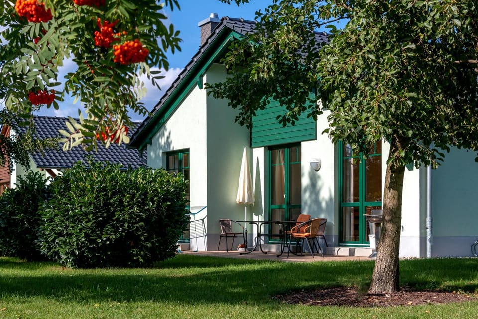 Facade/entrance, Day, Balcony/Terrace, Photo of the whole room, Garden view