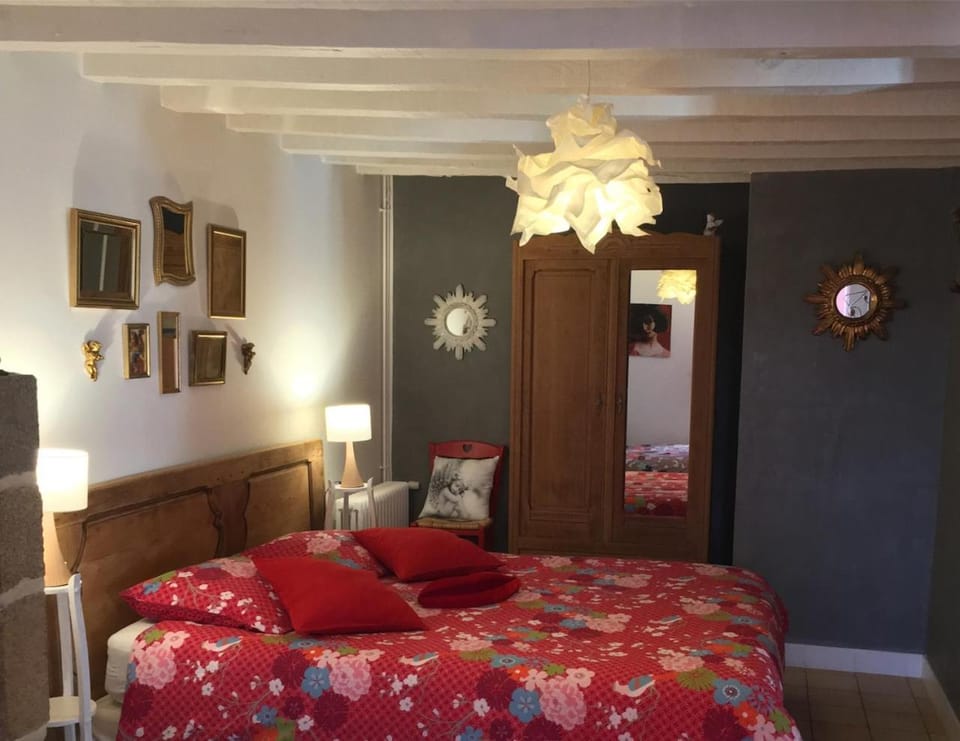 Bed, Photo of the whole room, Decorative detail, Decorative detail, Bedroom