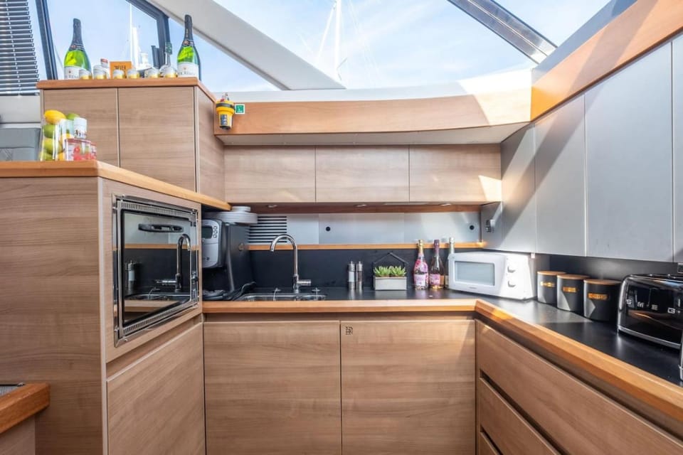 Kitchen or kitchenette, dishwasher, oven